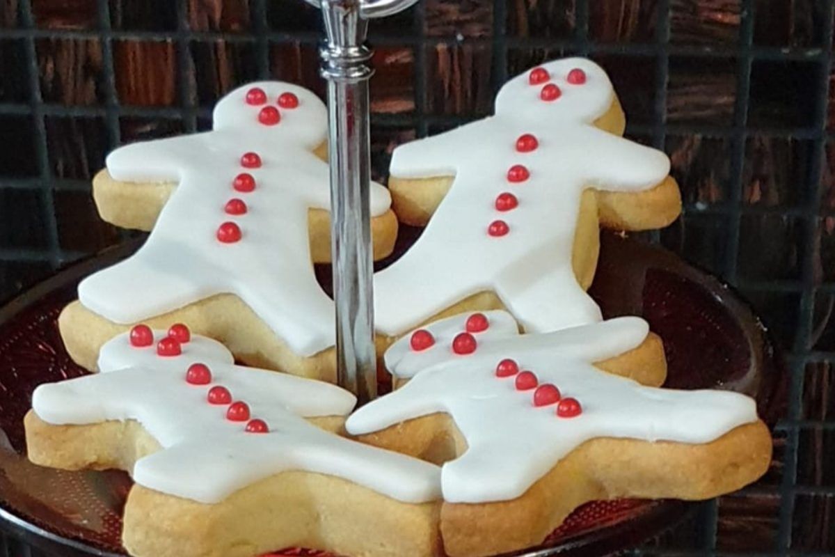 μπισκότα-βουτύρου-με-ζαχαρόπαστα-για-τα-Χριστούγεννα-