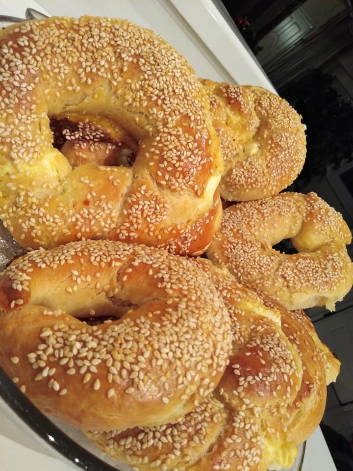 τυροκούλουρα-με-πικάντικη γέμιση-