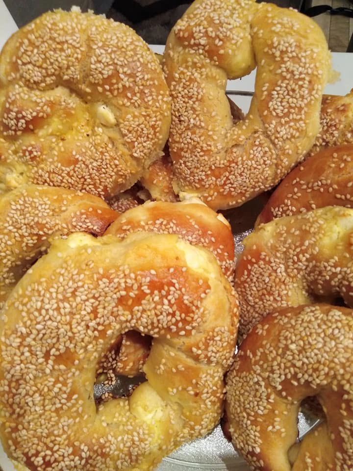 τυροκούλουρα-με-πικάντικη γέμιση-