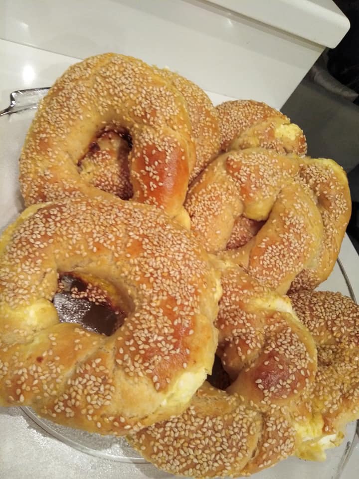 τυροκούλουρα-με-πικάντικη γέμιση-