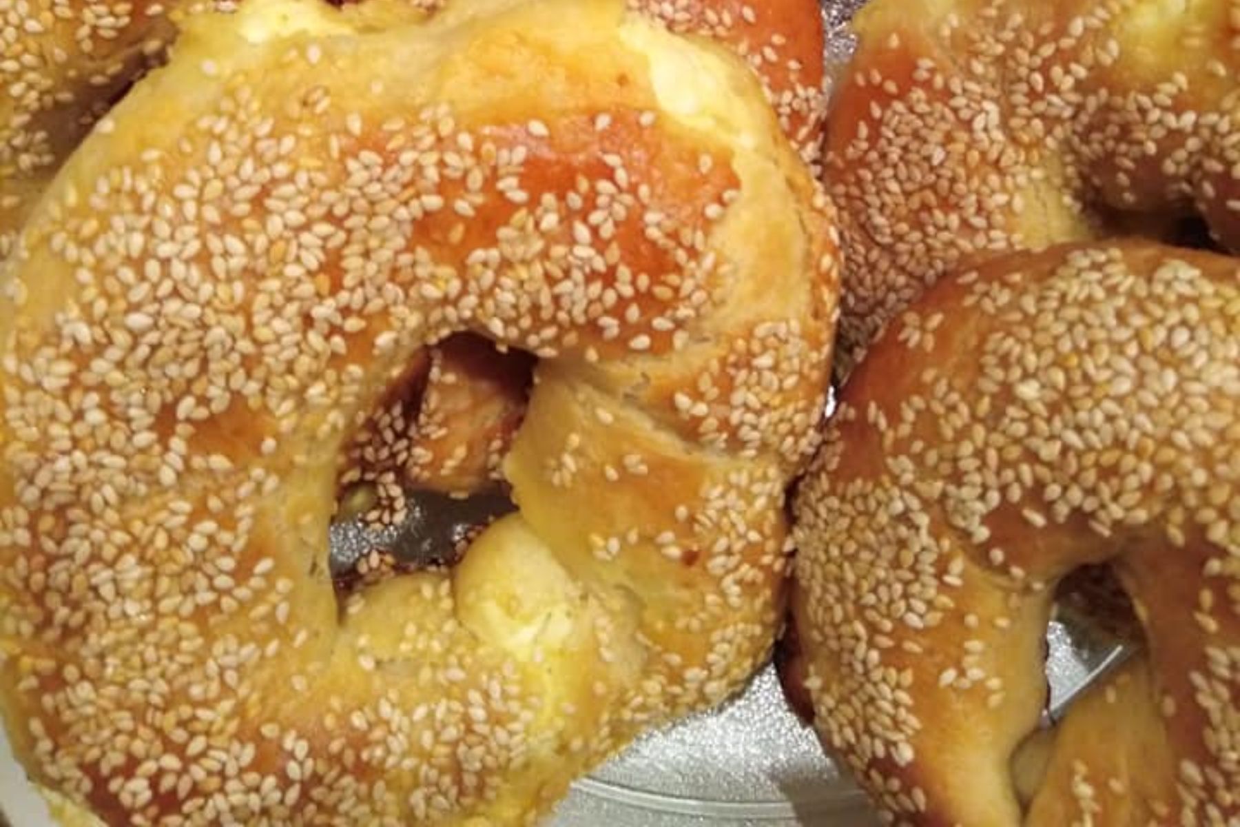 Αφράτα τυροκούλουρα με πικάντικη γέμιση φέτας