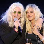 Νίκος-Καρβέλας-Άννα Βίσση-αγκαλιά-στη-σκηνή-