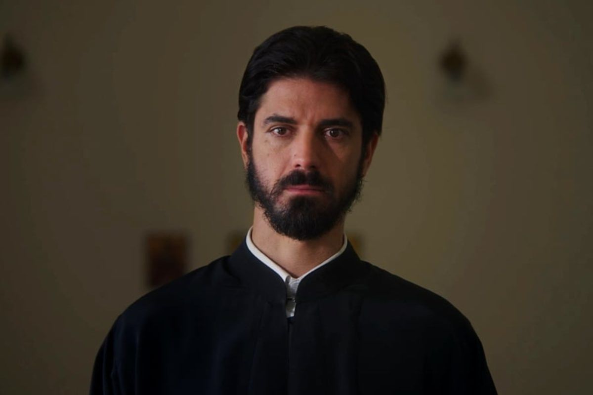 Άγιος Έρωτας : Ο Πατέρας Νικόλαος επιστρέφει με μία μυστηριώδη γυναίκα στη Στέρνα