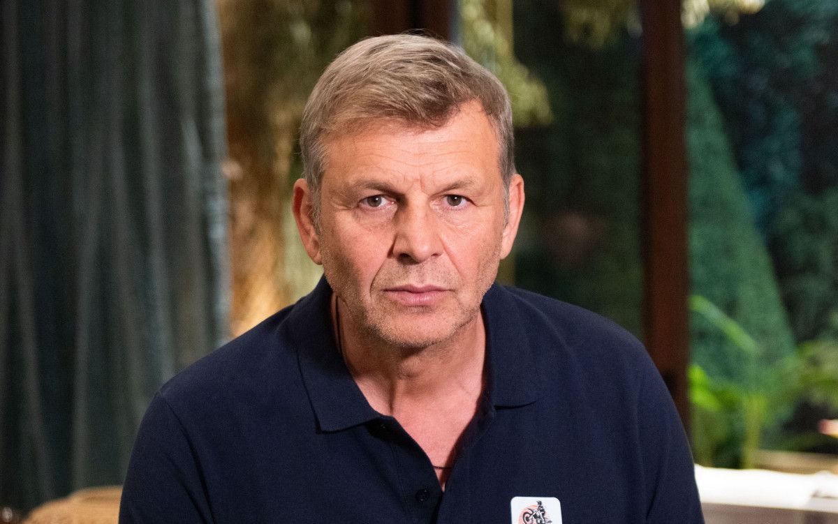 Άλλος άνθρωπος ο Απόστολος Γκλέτσος τραγουδάει στη σύντροφό του κι εκείνη του χορεύει (βίντεο)