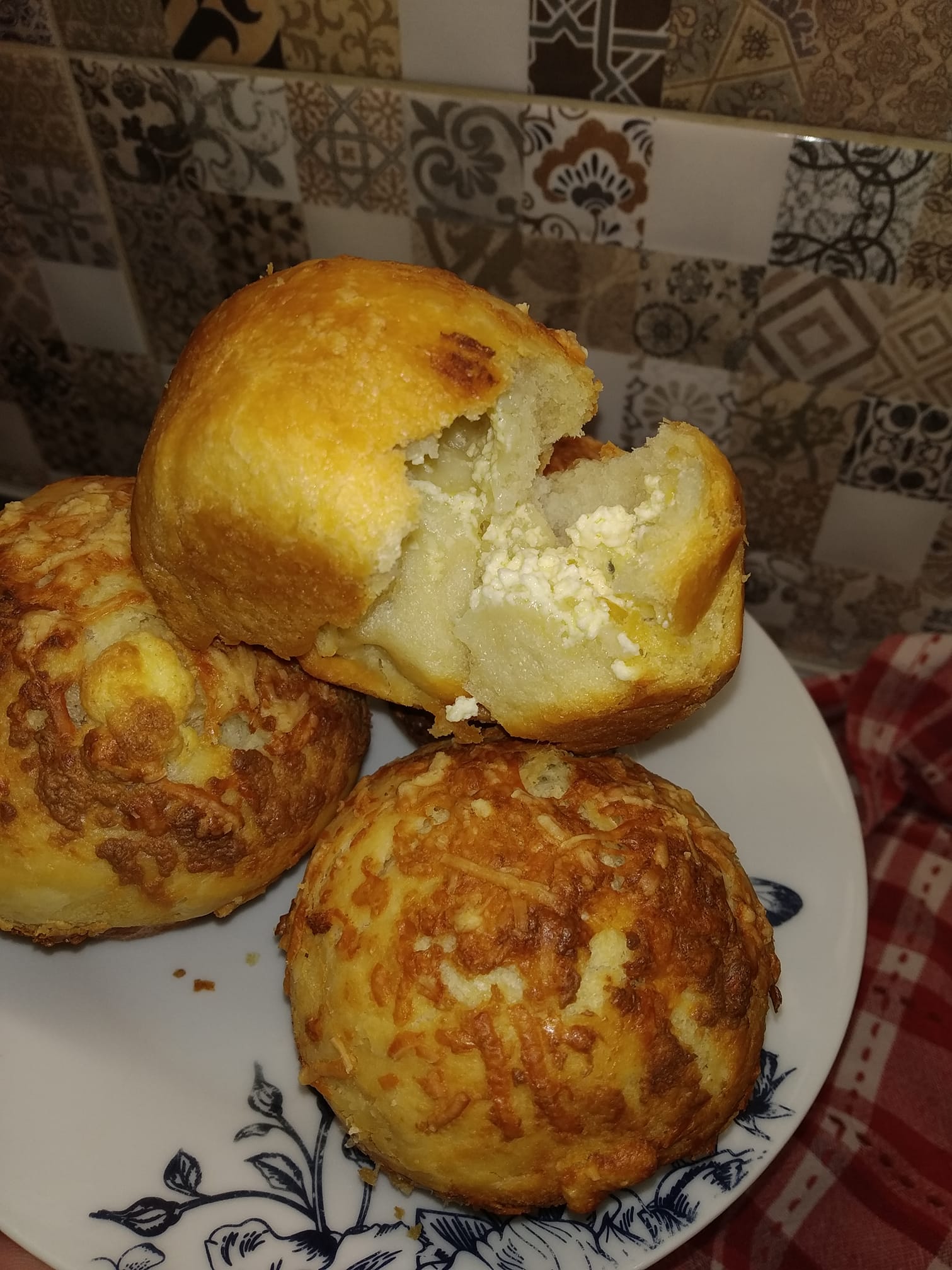 σκορδόψωμα-muffins-γεμιστά- σκορδόψωμα-muffins-γεμιστά-