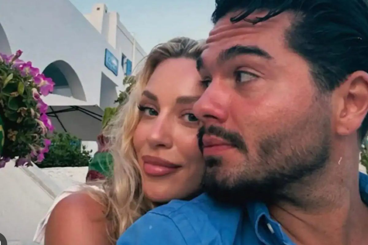 Χρήστος Μάστορας και Γαρυφαλλιά Καληφώνη στόλισαν το πιο cozy Χριστουγεννιάτικο δέντρο που έχουμε δει