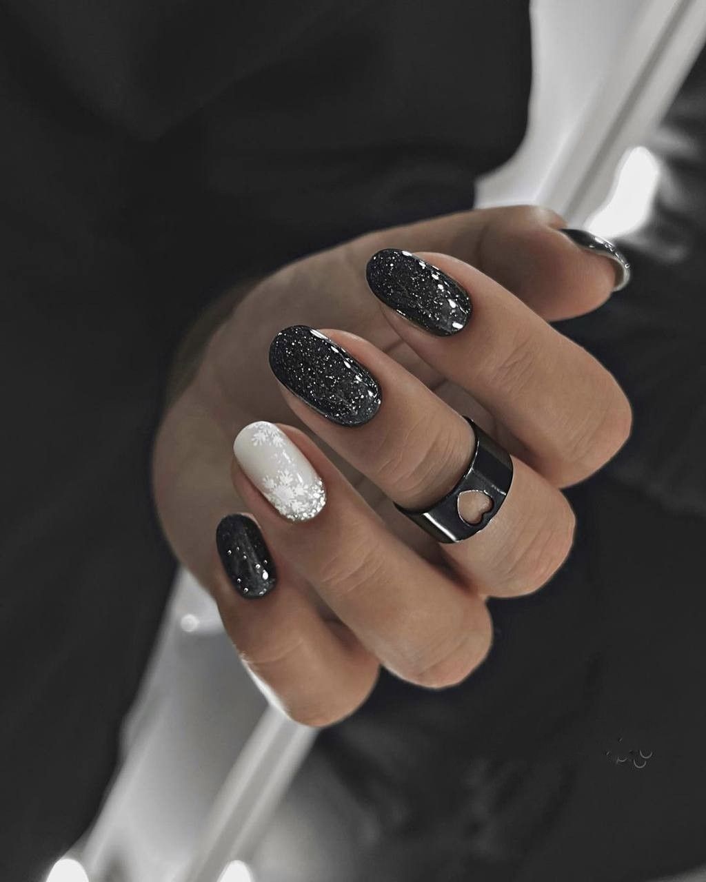 μαύρα-νύχια-με-ασημί γκλίτερ-και-χιονονιφάδες-