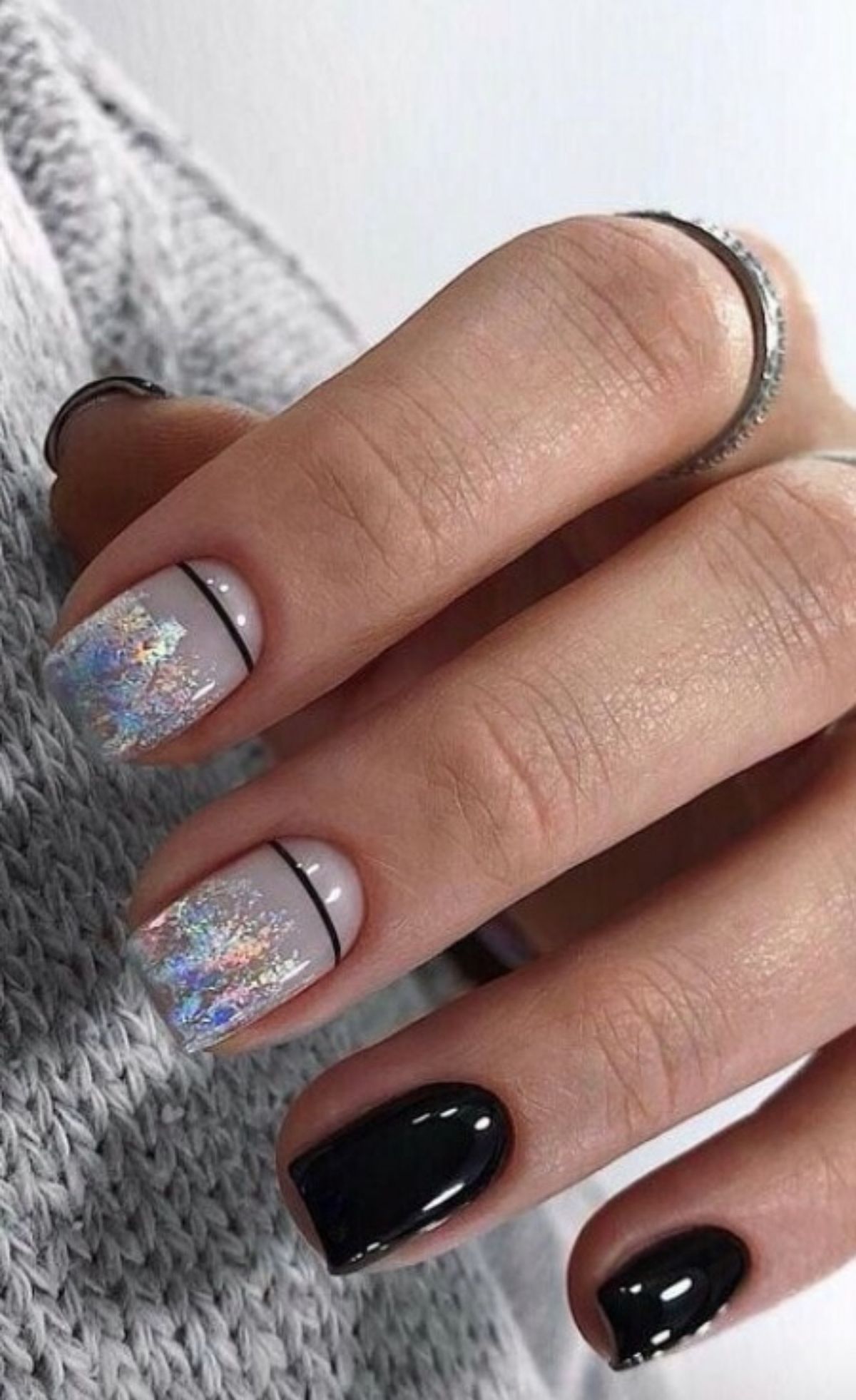 μαύρα-και-λευκά-νύχια-με-στρας-