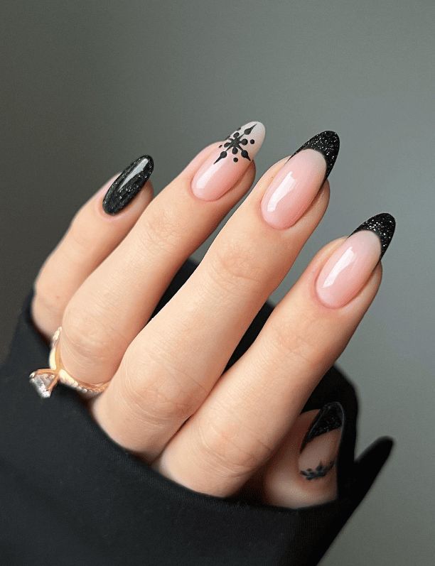 γαλλικό μανικιούρ-σε-μαύρο-με-γκλίτερ-