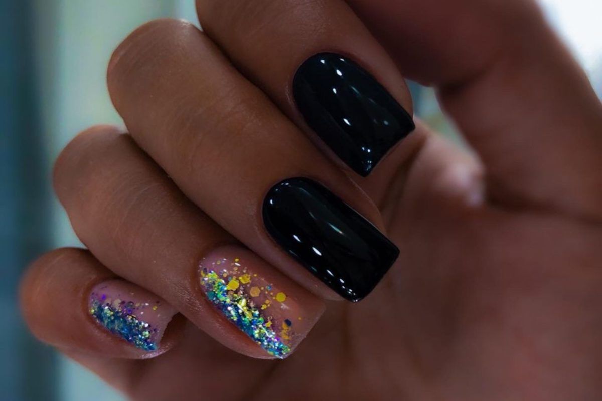 μαύρα-νύχια-με-ροζ-σχέδια-και-στρας-