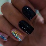 μαύρα-νύχια-με-ροζ-σχέδια-και-στρας-