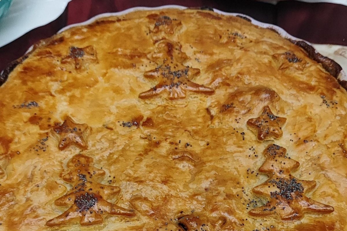 Χριστουγεννιάτικη-πίτα-με μοσχάρι-και κάστανα-για-τραπέζι-