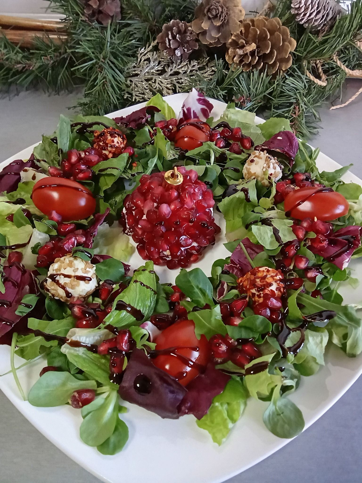 σαλάτα-στεφάνι-με-μπάλες τυριού-