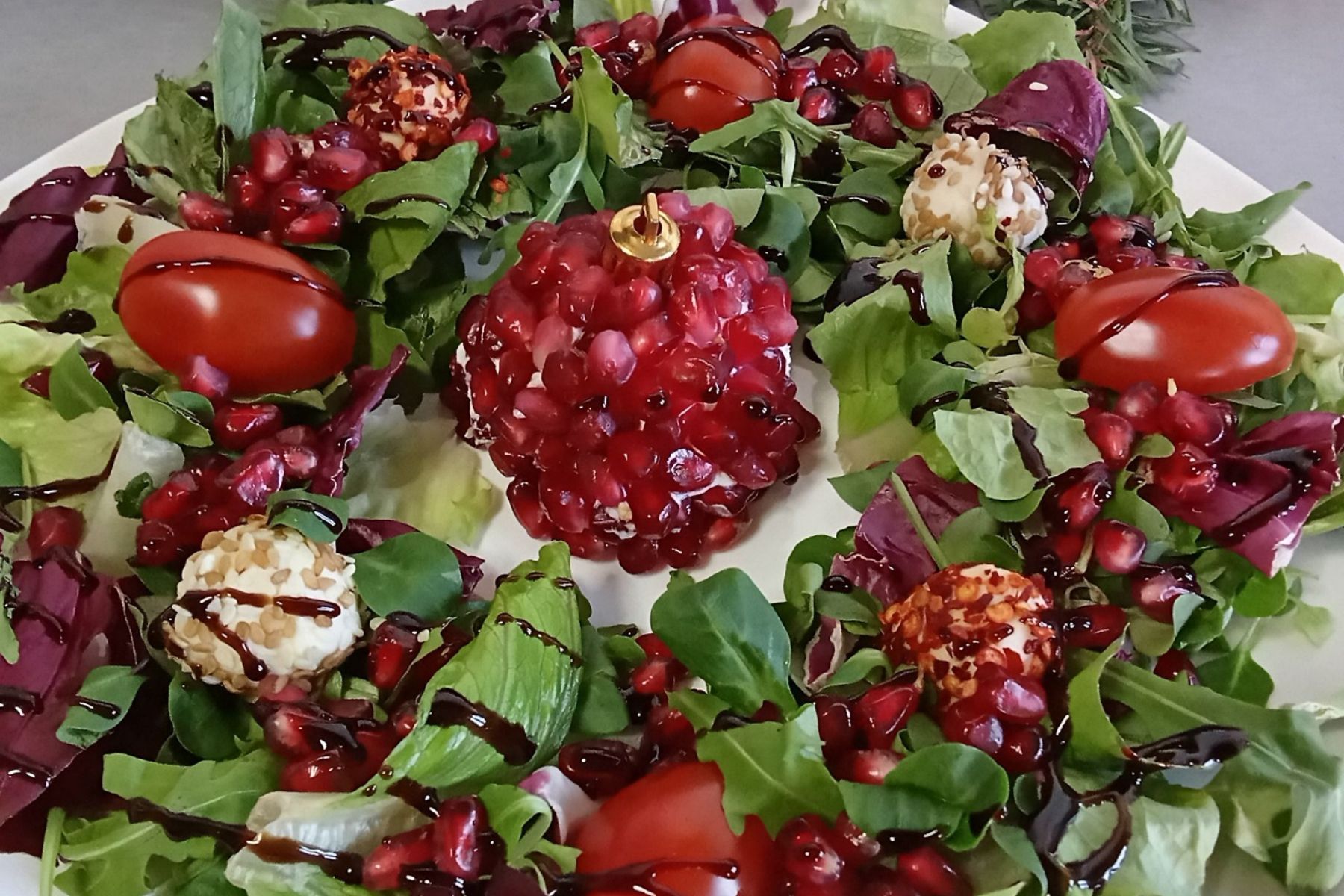 Χριστουγεννιάτικη σαλάτα-στεφάνι-με-μπάλες τυριού-