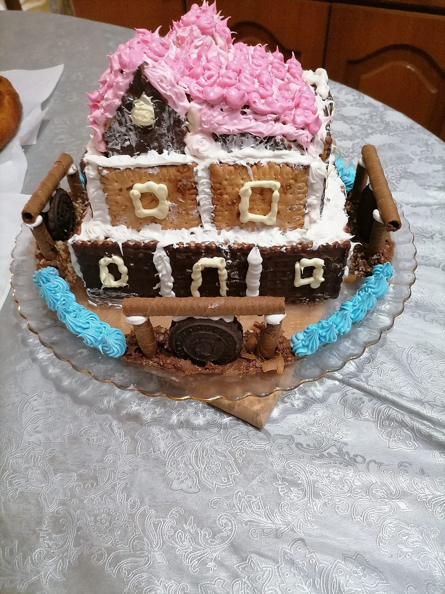 Χριστουγεννιάτικο-μπισκοτόσπιτο-με σαντιγί- Χριστουγεννιάτικο-μπισκοτόσπιτο-με σαντιγί-