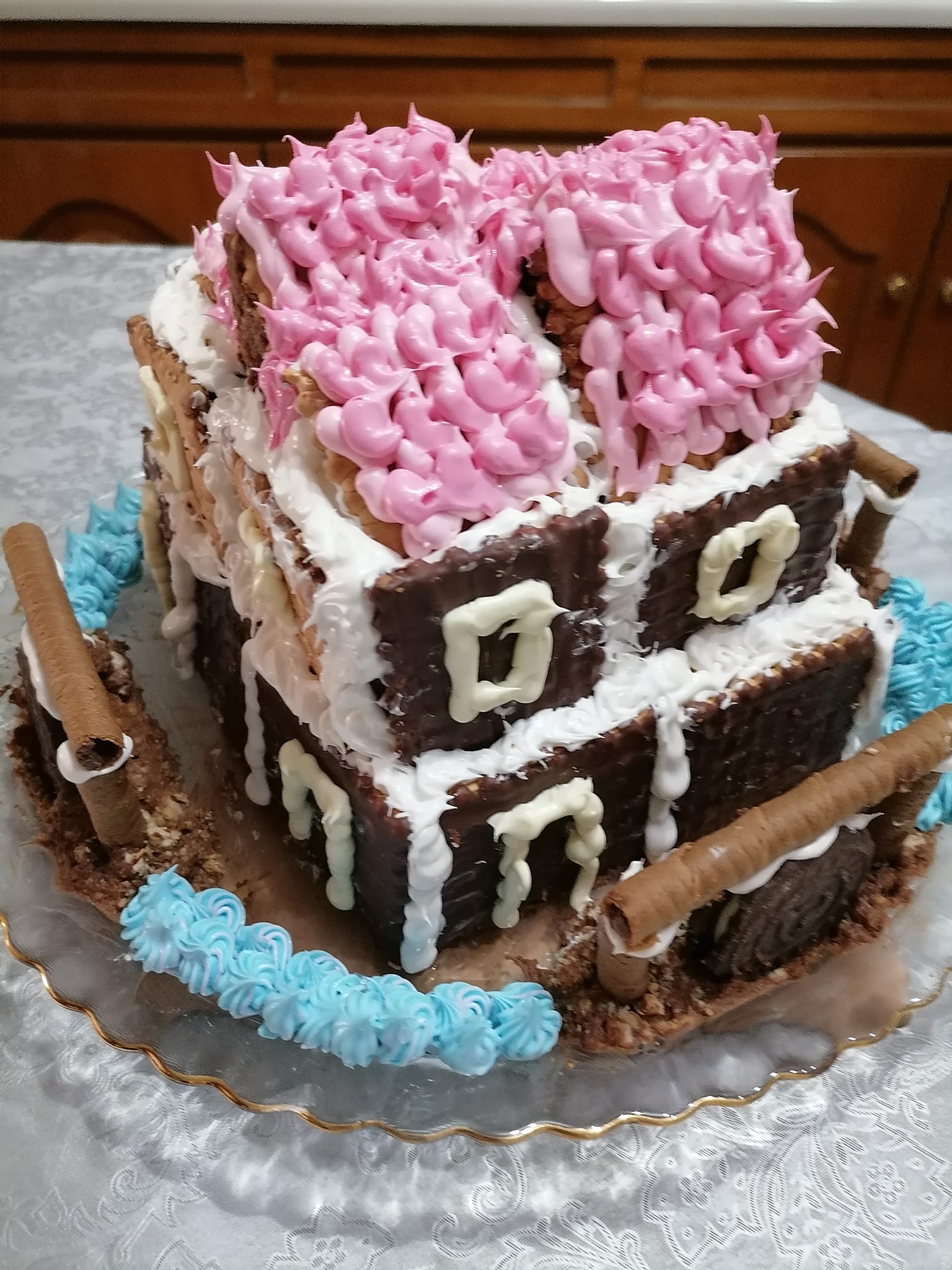 Χριστουγεννιάτικο-μπισκοτόσπιτο-με σαντιγί-συνταγή- Χριστουγεννιάτικο-μπισκοτόσπιτο-με σαντιγί-συνταγή-