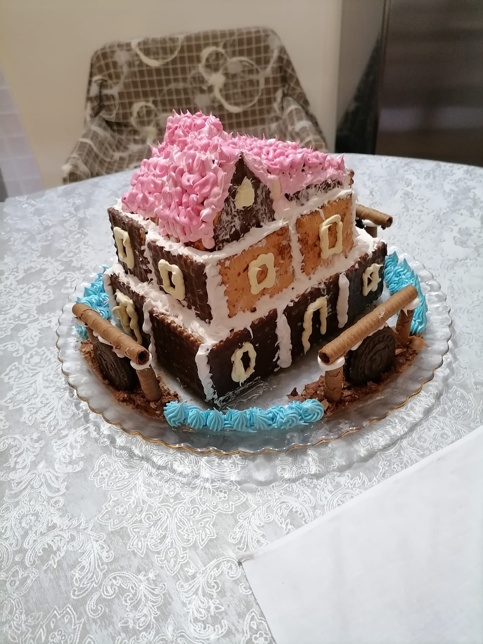 Χριστουγεννιάτικο μπισκοτόσπιτο-με σαντιγί-συνταγή- Χριστουγεννιάτικο μπισκοτόσπιτο-με σαντιγί-συνταγή-