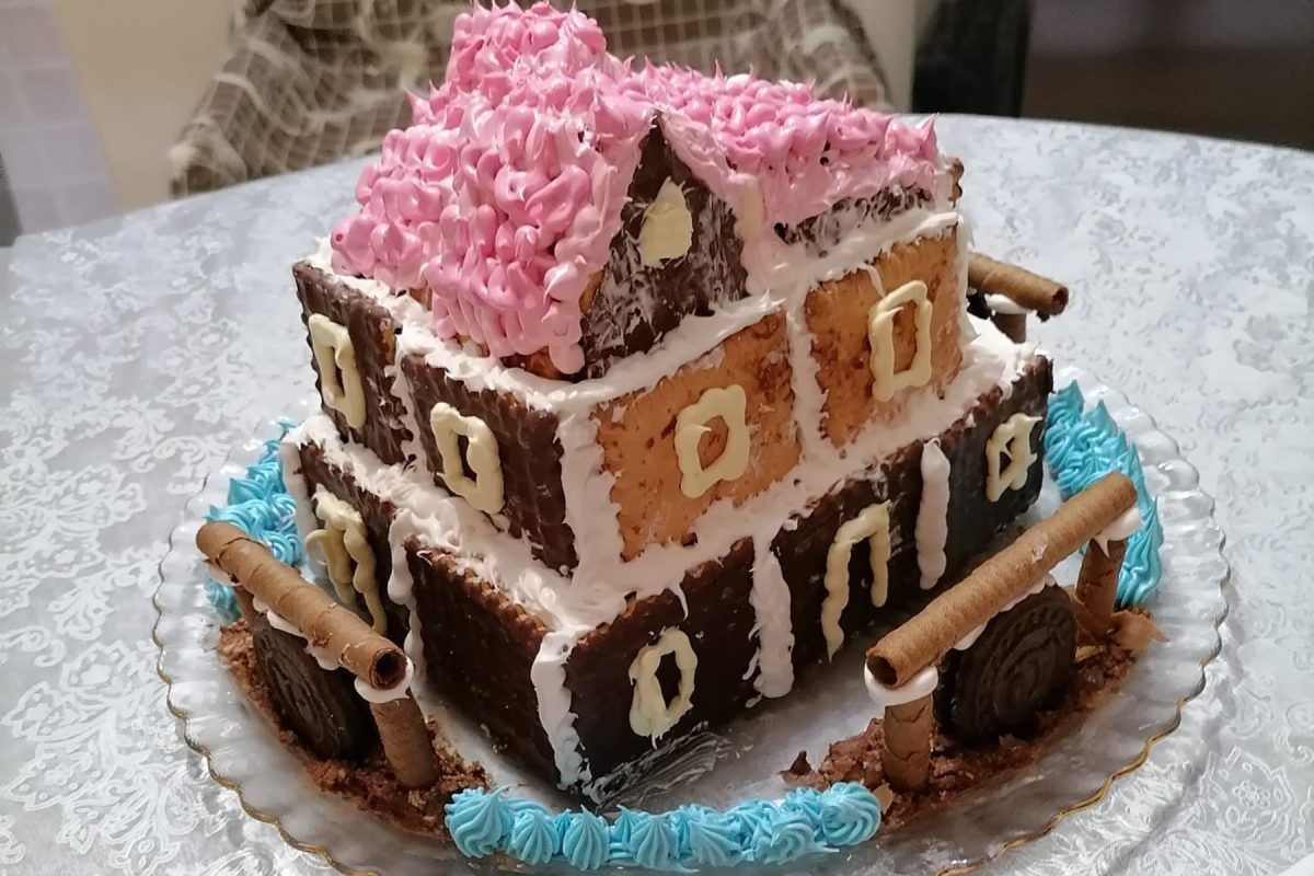 Χριστουγεννιάτικο μπισκοτόσπιτο-με σαντιγί-συνταγή-