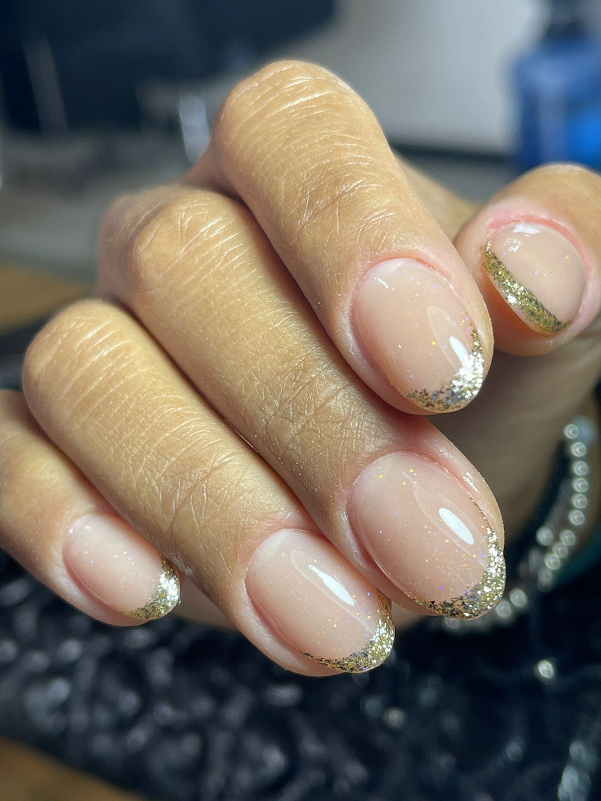 κοντά-νύχια-σε-χρυσό γαλλικό μανικιούρ-με-γκλίτερ- κοντά-νύχια-σε-χρυσό γαλλικό μανικιούρ-με-γκλίτερ-
