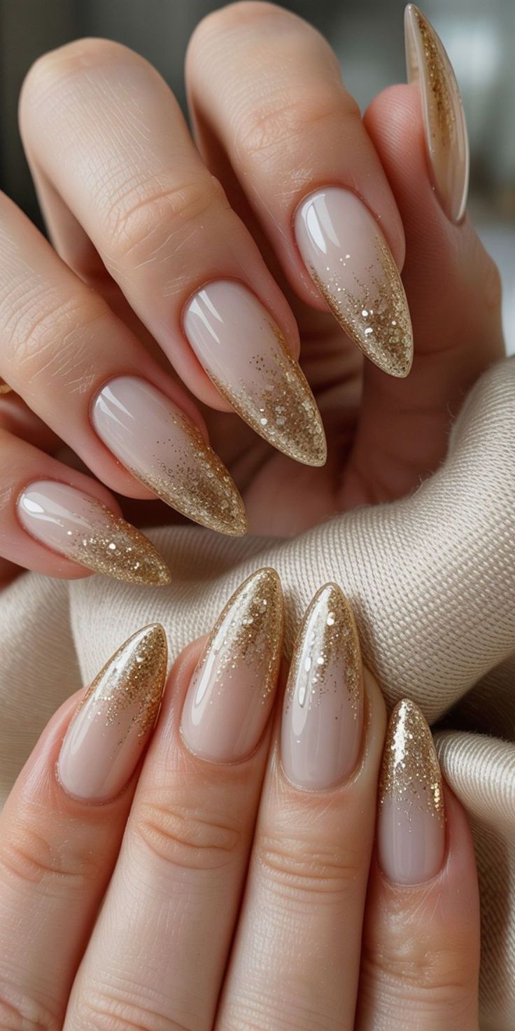 Χρυσό γαλλικό: Η πιο κομψή τάση για τις Γιορτές