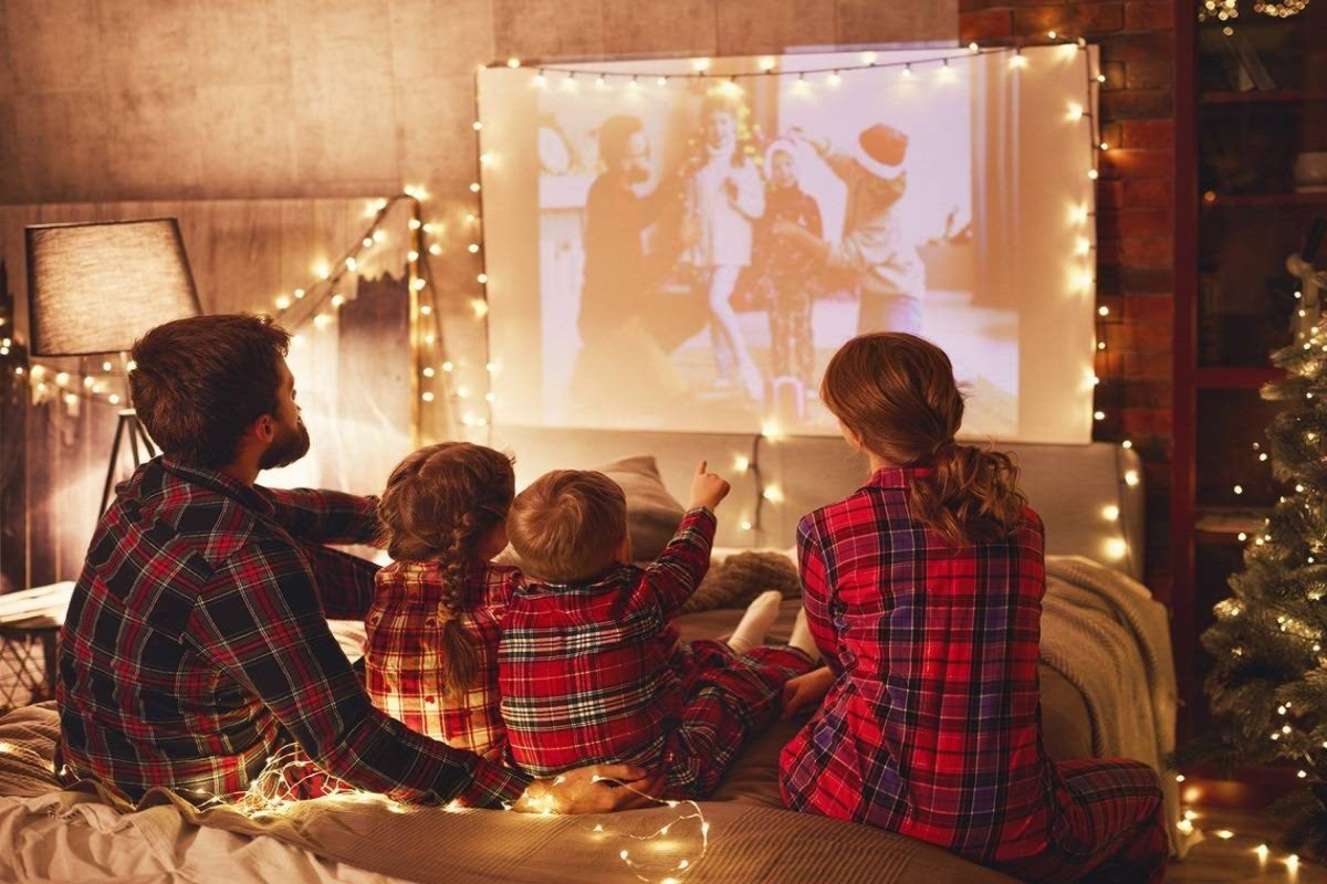 γονείς-και-παιδιά-βλέπουν-ταινία-τα-Χριστούγεννα-