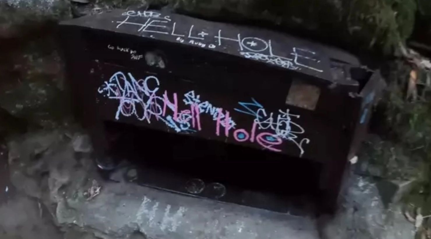 Δύο αδέρφια μπήκαν στη τρύπα της κόλασης κι όσα βρήκαν εκεί τους σόκαραν (βίντεο)