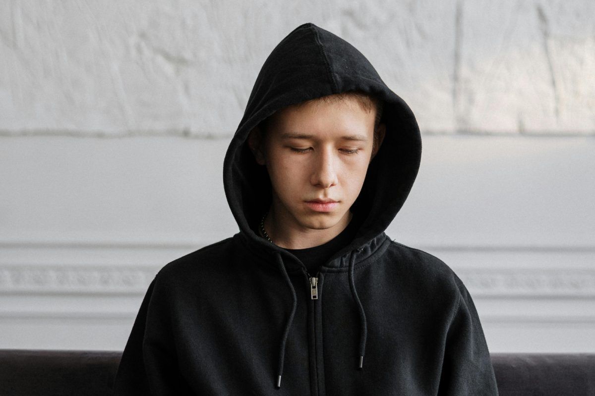 Ο Έφηβος γιος μου ζηλεύει τους φίλους του και δεν ξέρω τι να κάνω: Ειδική ψυχολόγος δίνει συμβουλές για γονείς