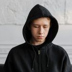 Ο Έφηβος γιος μου ζηλεύει τους φίλους του και δεν ξέρω τι να κάνω: Ειδική ψυχολόγος δίνει συμβουλές για γονείς