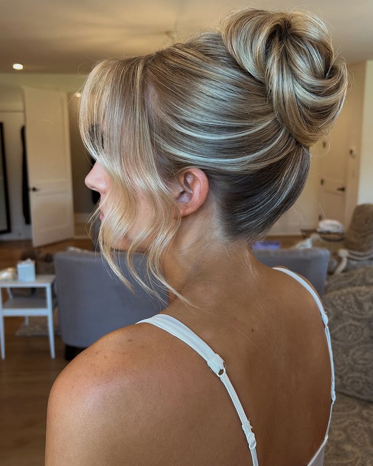 ψηλός-κότσος-σε-ξανθά μαλλιά-