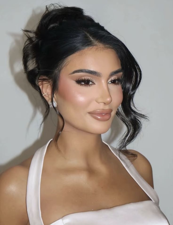 ψηλός-κότσος-σε-μελαχρινή γυναίκα-