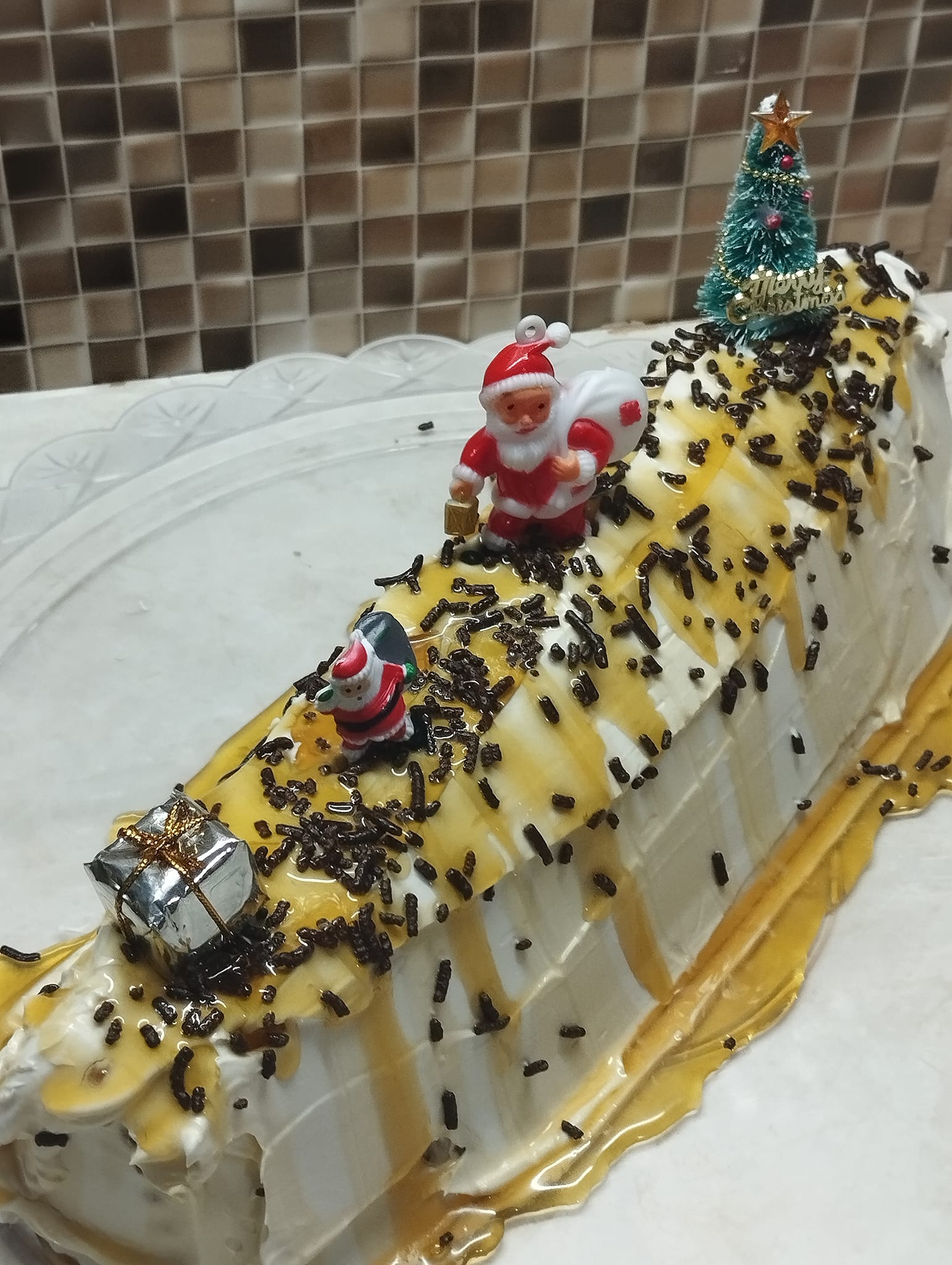 χριστουγεννιάτικος-κορμός-με-σαντιγί-και-σιρόπι- χριστουγεννιάτικος-κορμός-με-σαντιγί-και-σιρόπι-