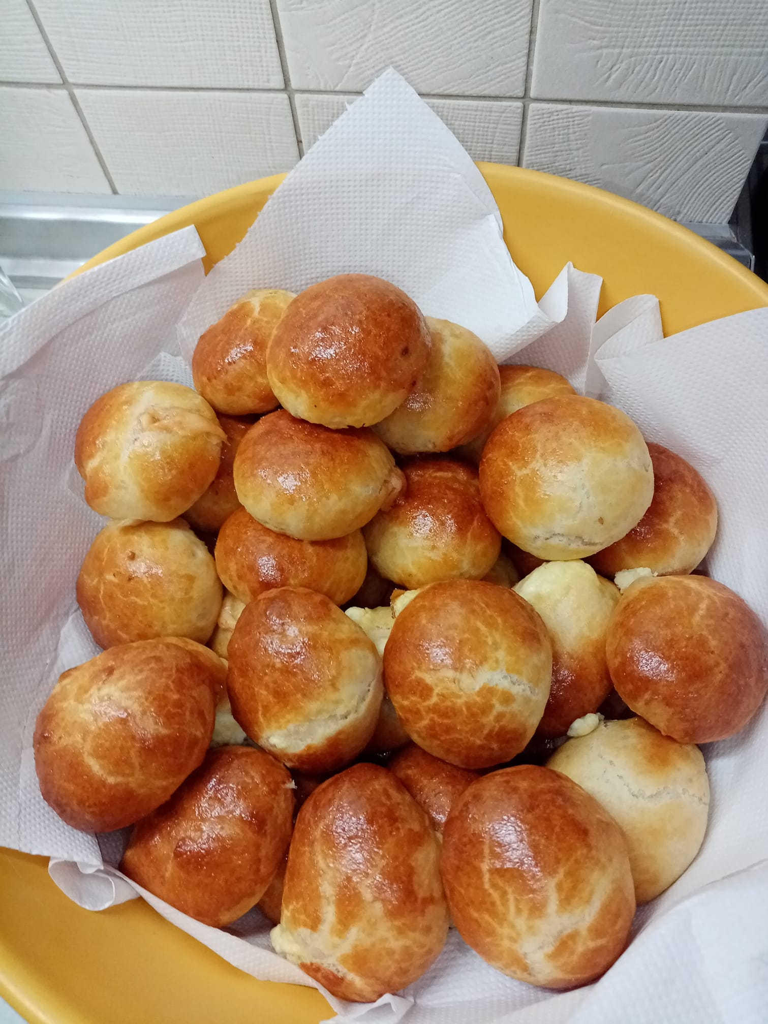 Φουσκωτά-πιτάκια-σε μπολ-με-χαρτοπετσέτα