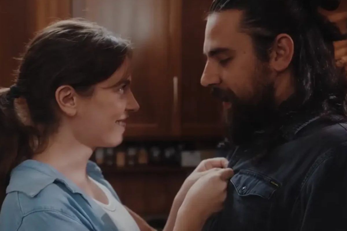 Η Γη της Ελιάς: Ο Παυλής βλέπει την Δάφνη γυμνή με άλλον άντρα