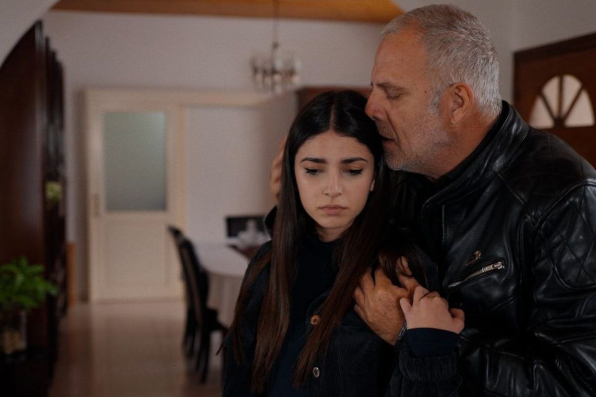 Η Γη της Ελιας : Η Βασιλική ανακοινώνει στον πατέρα της τα νέα αλλά η αντίδρασή του την παγώνει