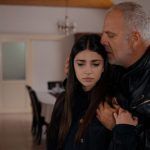 Η Γη της Ελιας : Η Βασιλική ανακοινώνει στον πατέρα της τα νέα αλλά η αντίδρασή του την παγώνει