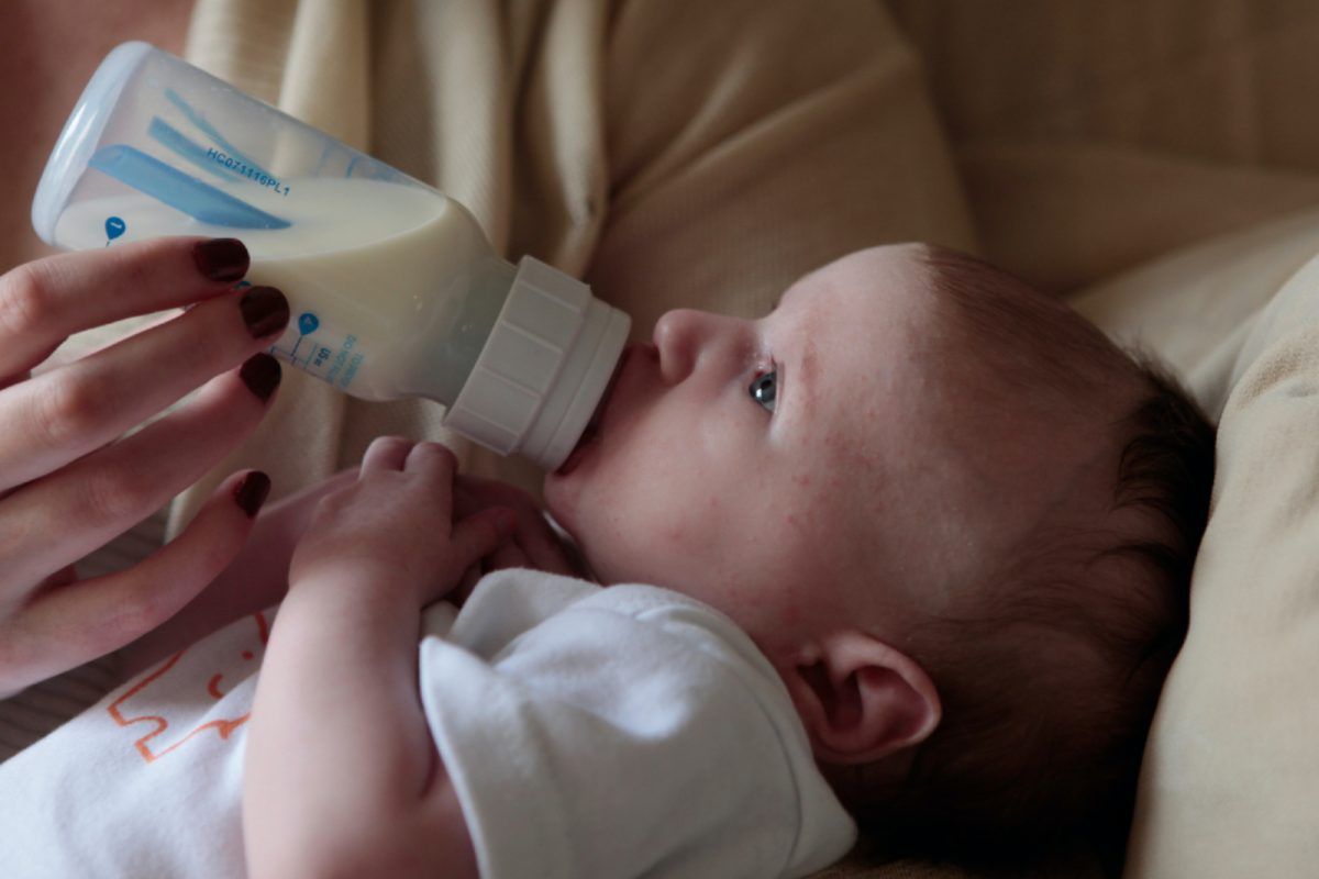 Για πόση ώρα διατηρείται το γάλα που έμεινε στο μπουκάλι: Είναι ασφαλές να το ξαναδώσουμε στο βρέφος;