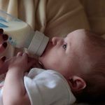 Για πόση ώρα διατηρείται το γάλα που έμεινε στο μπουκάλι: Είναι ασφαλές να το ξαναδώσουμε στο βρέφος;