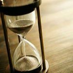 Γιατί περνάει πιο γρήγορα ο χρόνος μετά τον Covid-19: Οι θεωρίες συνωμοσίας πίσω από το ανεξήγητο φαινόμενο