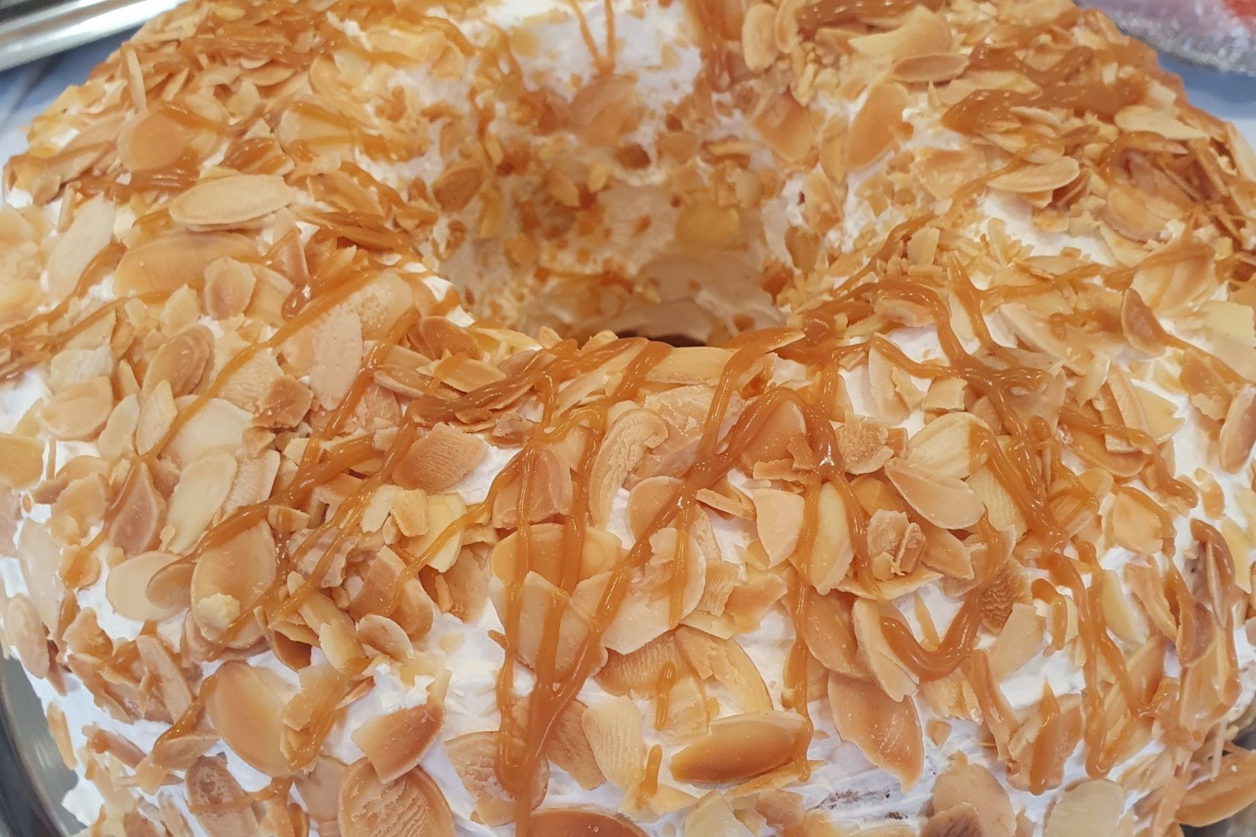 Γιορτινό κέικ με γιαούρτι και φιλέ αμυγδάλου