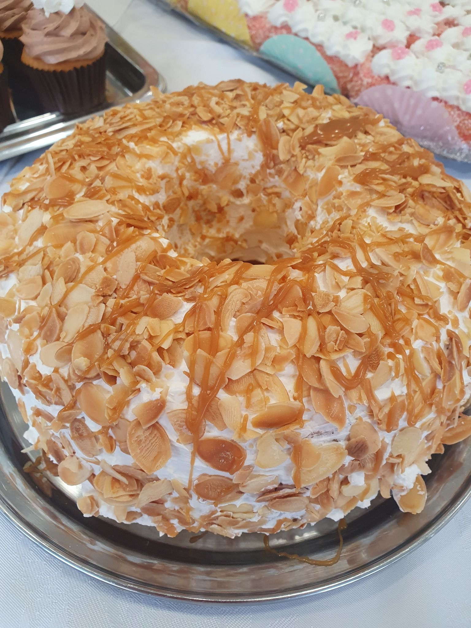 Γιορτινό κέικ με γιαούρτι και φιλέ αμυγδάλου