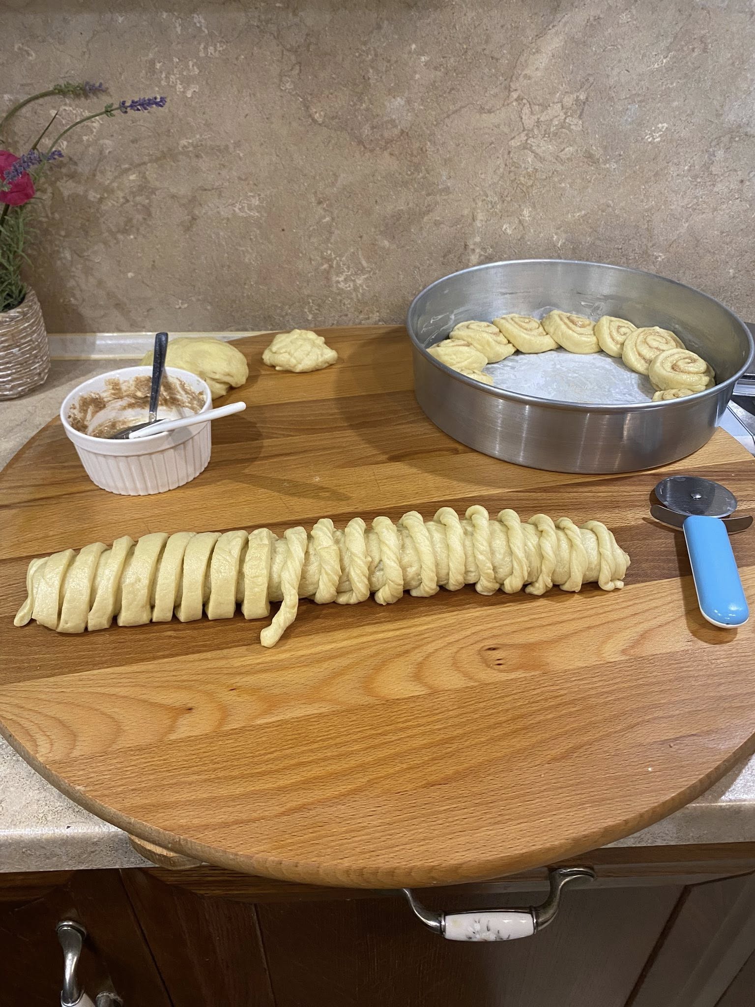 γλυκό-ψωμί-βήμα βήμα-με-σταφίδες-σε-ρολό-