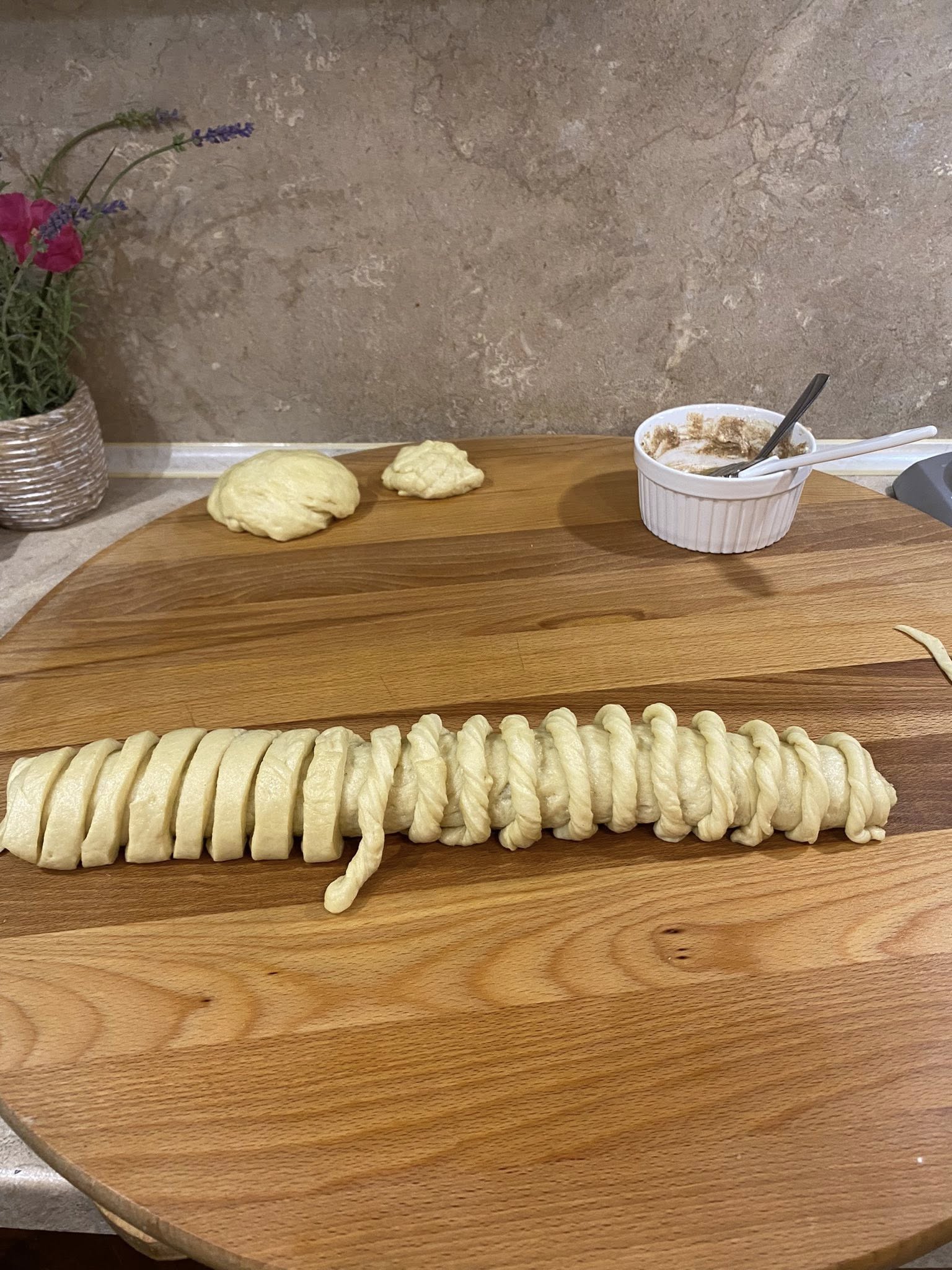 γλυκό-ψωμί-βήμα βήμα-με-σταφίδες-σε-ρολό-συνταγή-