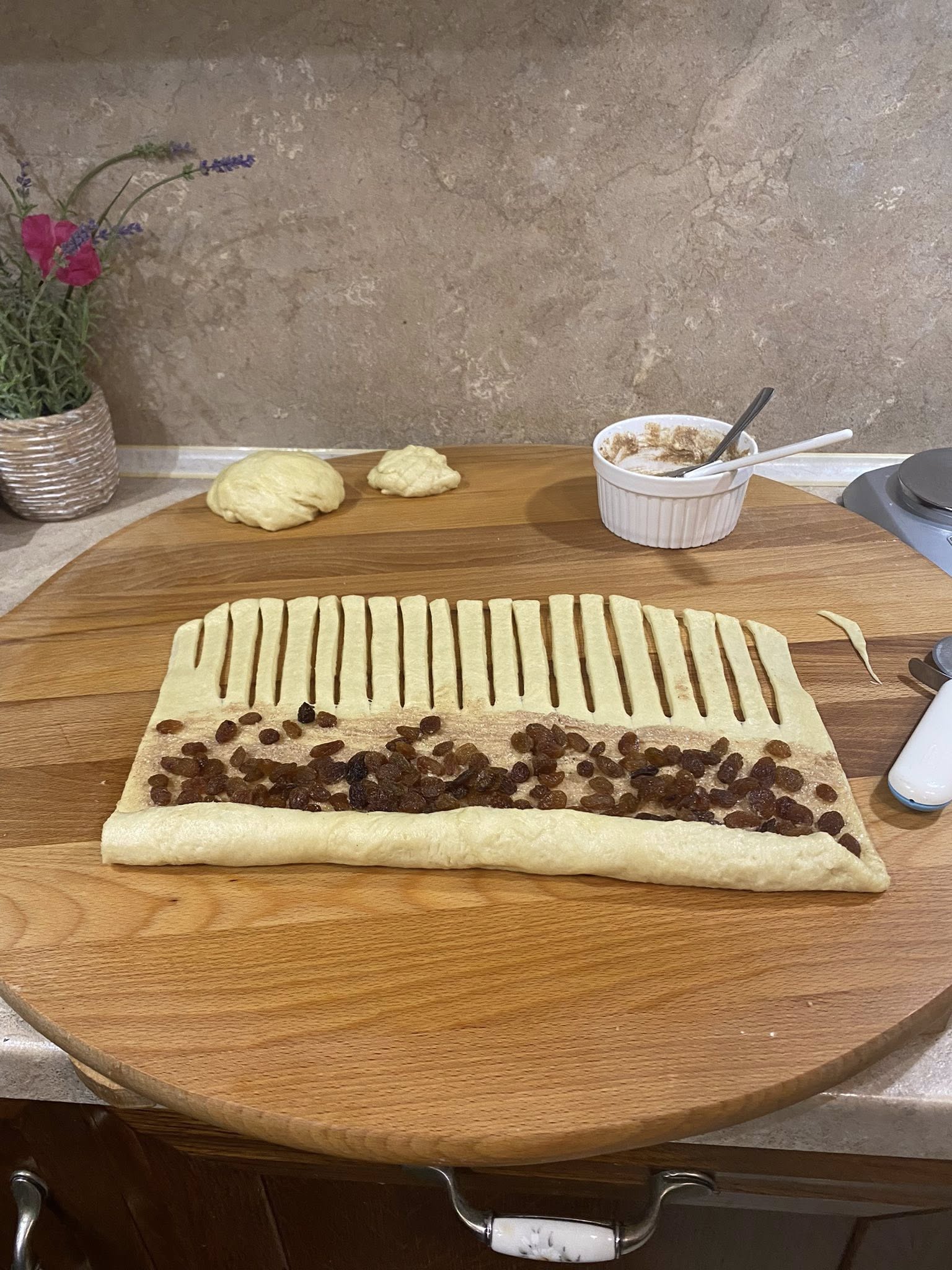 γλυκό-ψωμί-βήμα βήμα-με-σταφίδες-σε-ρολό-συνταγή-