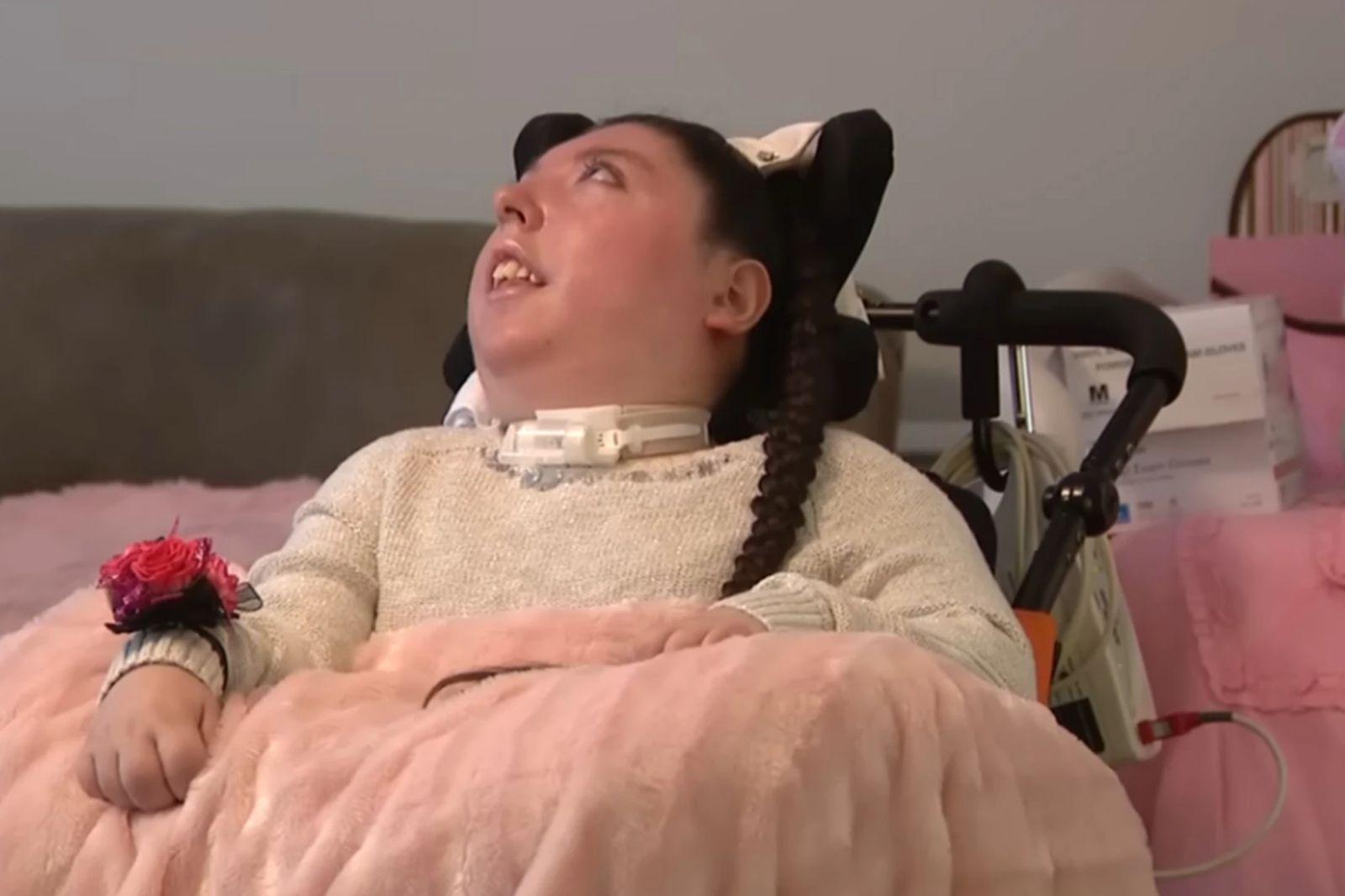 Γυναίκα που γεννήθηκε χωρίς εγκέφαλο έγινε 20 ετών ενώ οι γιατροί πίστευαν ότι δεν θα ζήσει πάνω από 4 χρόνια