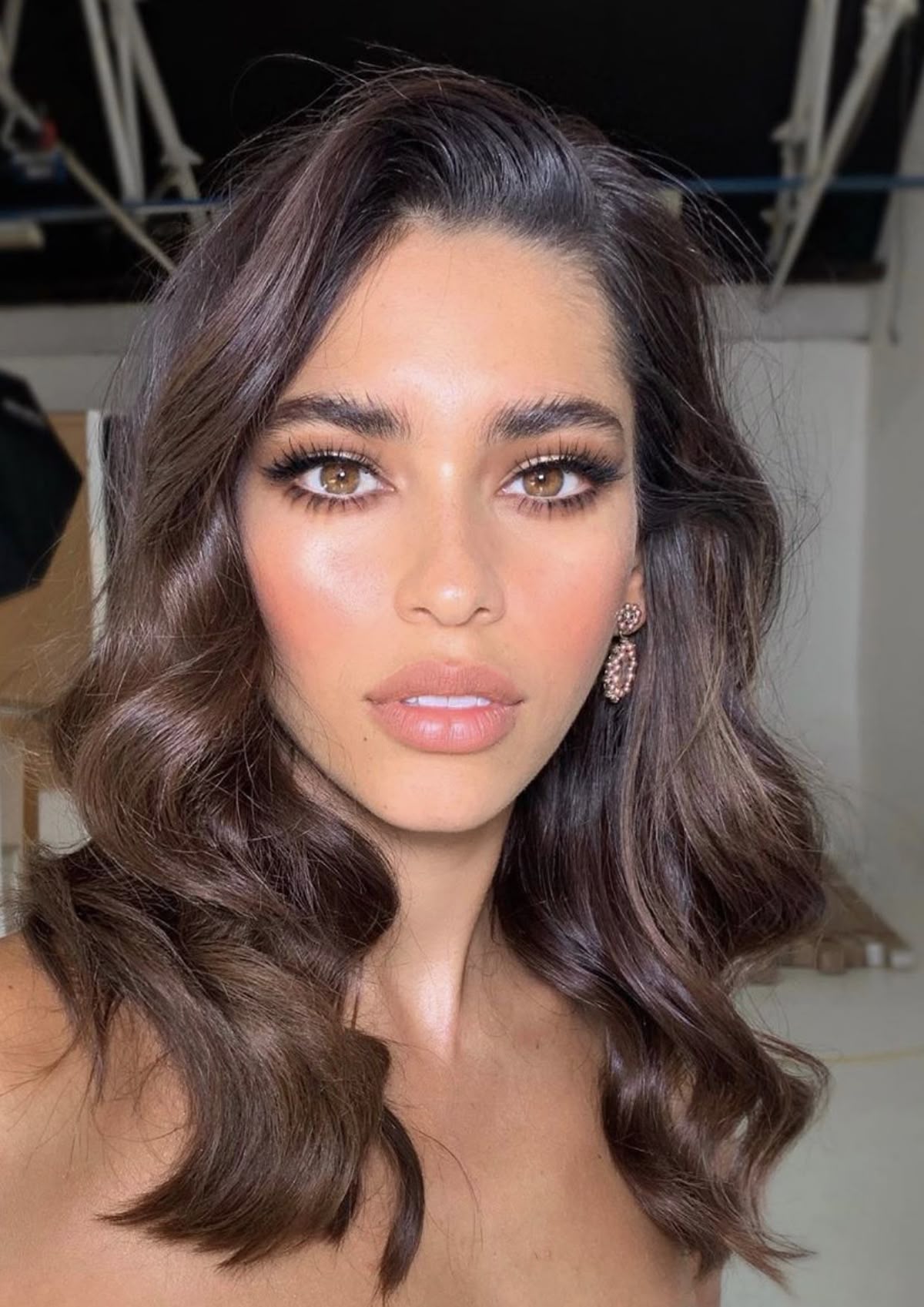 χαλαρές-μπούκλες-με-όγκο-σε-καστανά μαλλιά-ιδέες-