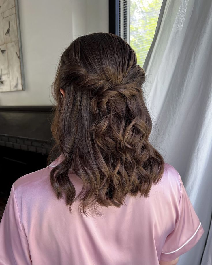 χαλαρές-μπούκλες-με-κότσο-χτένισμα-