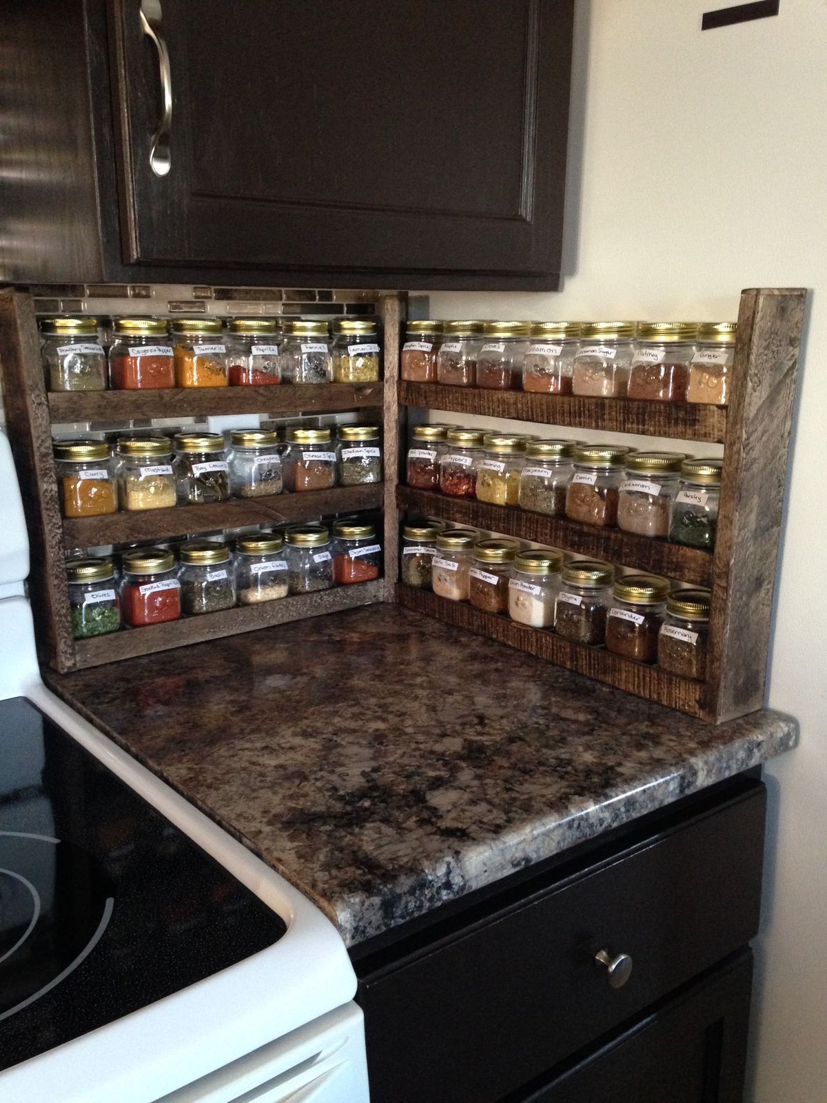 βαζάκια-με-μπαχαρικά-σε-ραφάκια-στον-πάγκο- βαζάκια-με-μπαχαρικά-σε-ραφάκια-στον-πάγκο-