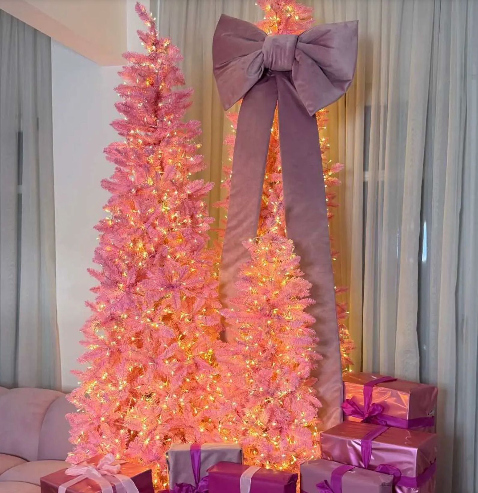 Η Ιωάννα Τούνη δεν στόλισε ένα αλλά τρία Χριστουγεννιάτικα δέντρα στο πιο ιδιαίτερο χρώμα της χρονιάς