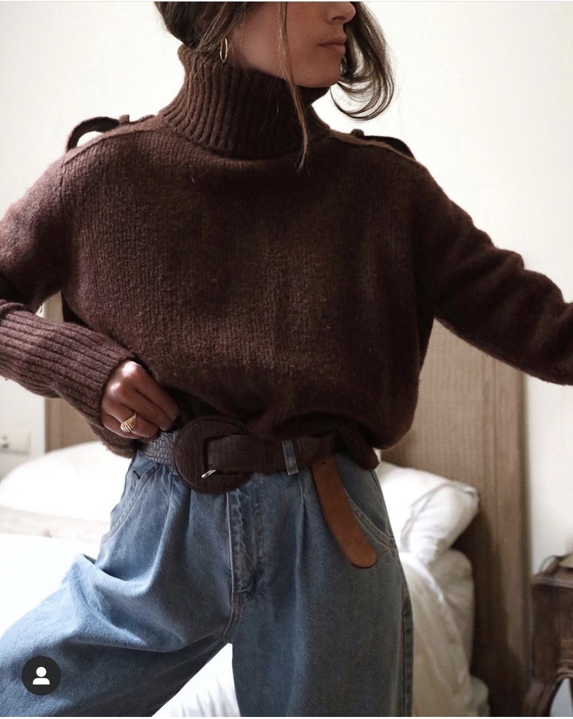 ζιβάγκο-καφέ-πουλόβερ-με-ψηλόμεσο τζιν- ζιβάγκο-καφέ-πουλόβερ-με-ψηλόμεσο τζιν-