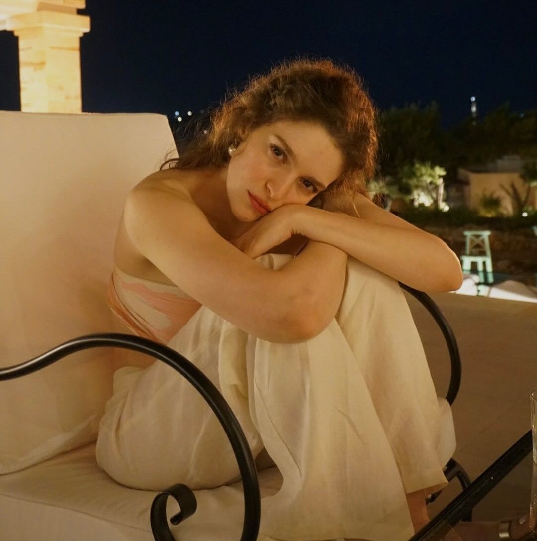 Η Καλλιόπη Χάσκα φόρεσε το μάξι μαύρο φόρεμα που θα πρωταγωνιστήσει τα Χριστούγεννα